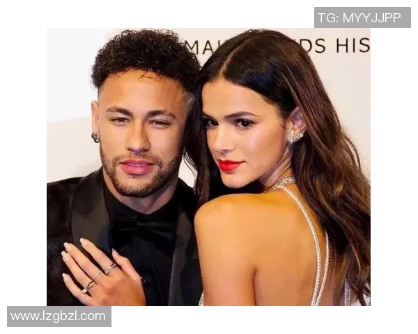 足球巨星与妻子携手共谱爱情传奇 一同走过人生巅峰与风雨